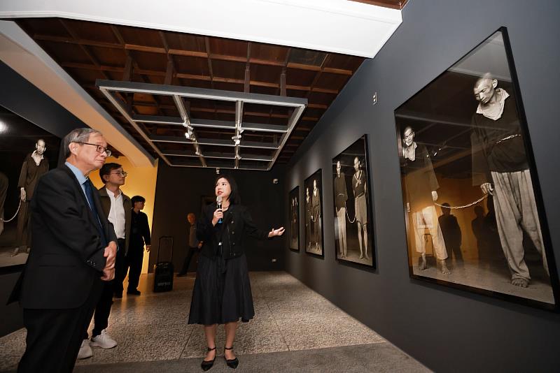 文化部長李遠(左)在策展人林學敏(中)導覽下欣賞張乾琦作品《鍊》。