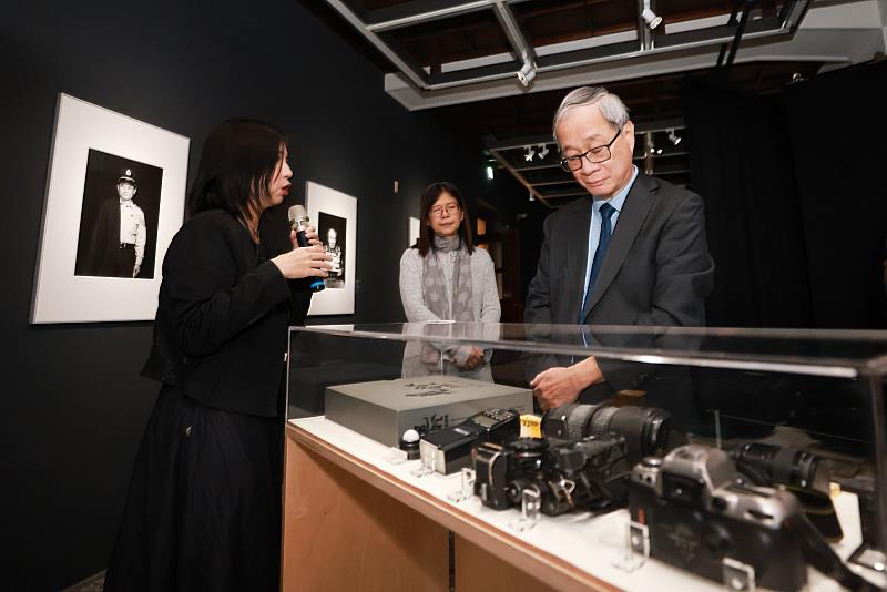 文化部長李遠參觀「2025國家攝影文化中心典藏展」展出藝術家潘小俠攝影器材，及其作品《白色烙印：1949～2009人權影像》。