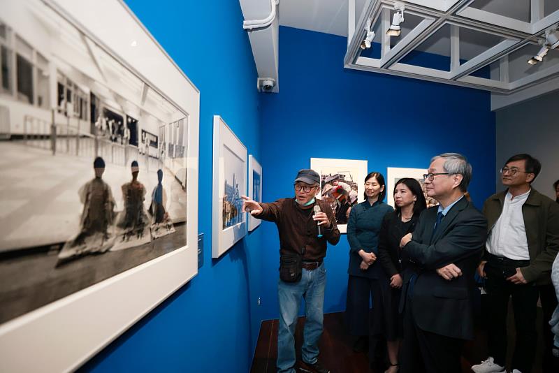 藝術家蔡明德（左1）介紹作品《人間現場》系列。