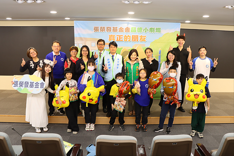 張榮發基金會執行長鍾德美（後排右5）、長榮鋼鐵總經理劉邦恩（後排左6）、經理盧建能（後排左5）、柑林國小校長謝添達（後排左2）、三和國小校長王蘭芝（後排左3）、豐珠中學校長林麗雲（後排左4）、瑞亭國小主任師麗碧（後排右4）、吉慶國小主任周明珍（後排左1）、青山國中小主任王儷諭（後排右3）與小朋友開心合照。
