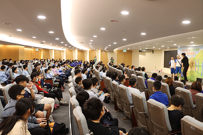 張榮發基金會小劇場今年以品格為主題推出新作品，結合魔術、音樂及舞蹈，以寓教於樂的方式，探討校園的人際關係。