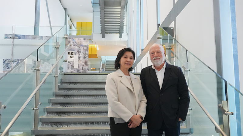 新北市美術館賴香伶館長與哈恩・內夫肯基金會創辦人哈恩・內夫肯（Han Nefkens）合照。（新北市美術館提供）
