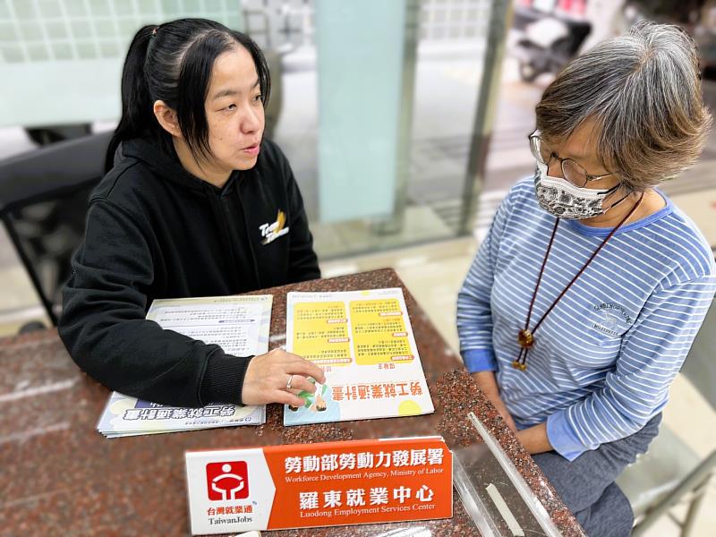 北分署羅東中心「走動式服務」駐點服務，主動為求職民眾說明勞工就業通計畫，並輔導求職。