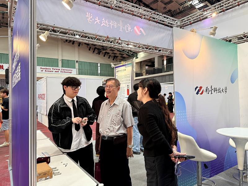 臺南隱形冠軍企業三隆齒輪股份有限公司廖昆隆董事長（中）親臨南臺科大創新研發技術展參觀。廖董事長對本校在「智慧機構設計」、「醫療安全」等領域的研發成果表示高度肯定，並期盼未來深度合作。