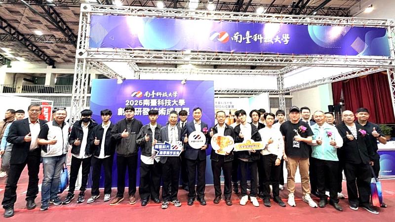 南臺科大汽機車大展首度結合「創新研發技術成果展」。圖為校長黃能富（中）、學術副校長王振乾（左1）、主任秘書張儀興、研發長張春生，與參與貴賓及師生技術研發團隊大合影，共同見證學校在跨域整合與技術創新上再創新局。