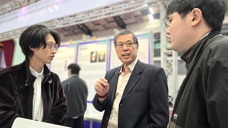 南臺科技大學學術副校長王振乾（中）蒞臨「創新研發技術成果展」。學生代表正向副校長詳細說明研究成果。南臺科大落實「教師實務教學、學生務實致用」的教育理念，高階主管亦積極關注學生成果。