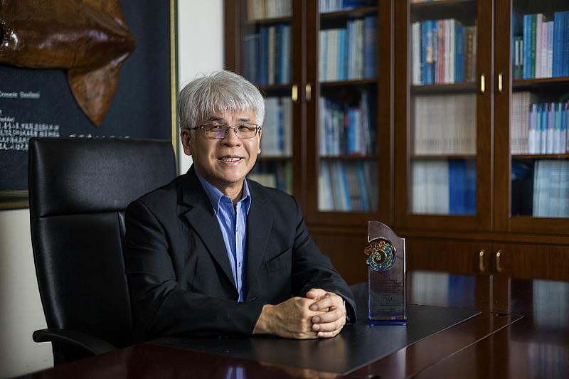 海大吳彰哲特聘教授榮獲 「張駟祥教授食品科技學術特殊貢獻獎」