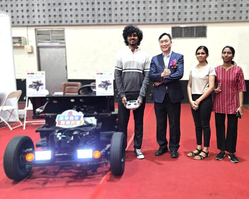 06南臺科技大學校長黃能富與電子工程系印度籍學生Sharuk等合影。南臺科大在國際化人才培育上的努力，鼓勵不同國籍學生參與前瞻技術研發，共同提升研發格局。