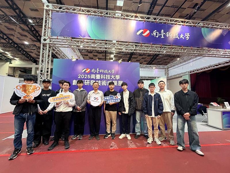 臺南隱形冠軍企業三隆齒輪股份有限公司廖昆隆董事長（中）親臨南臺科大創新研發技術展，並與學生研發技術團隊大合影。廖董事長對對南臺科大技術能量非常肯定，並期盼未來能展開更深度產學合作，共同推動產業升級。