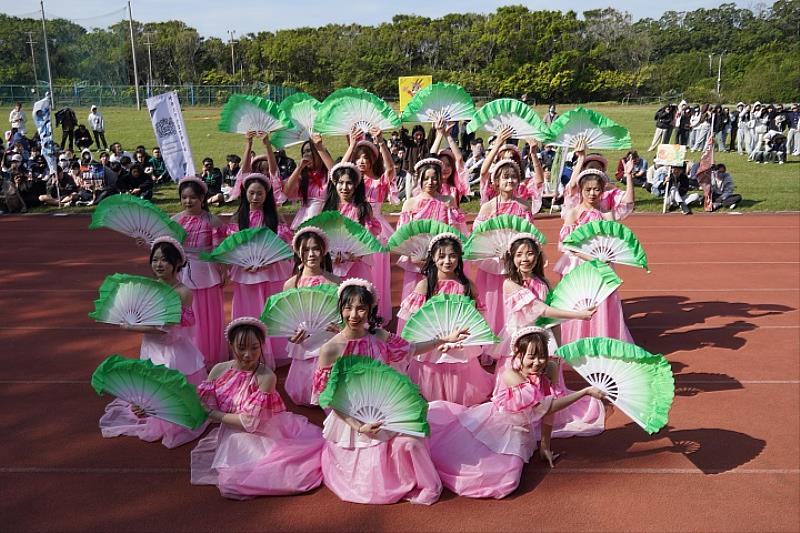 國際專修班以越南傳統舞蹈優雅登場，整齊劃一的扇子舞展現文化之美，驚豔全場。