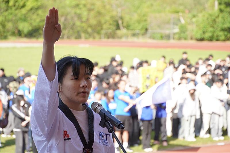 114學年度運動會由光電與材料工程學系盧姵伃擔任運動會宣誓代表，曾勇奪弘光盃全國大專跆拳道錦標賽冠軍，展現堅毅與榮耀！