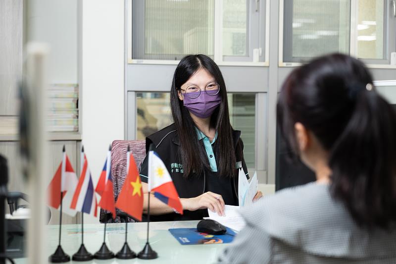 轉換中心提供越南、印尼、泰國及菲律賓等四國移工母語專人服務。