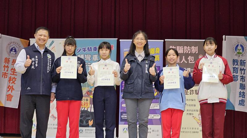 張治祥秘書長頒發海報創作比賽獲獎學生獎狀。