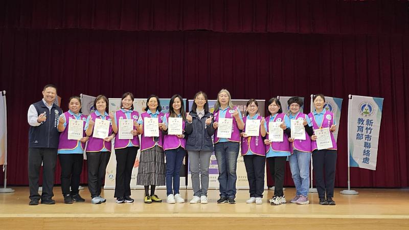 張治祥秘書長頒發績優春暉志工及志工新人感謝狀。