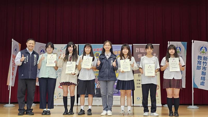 張治祥秘書長頒發海報創作比賽獲獎學生獎狀。