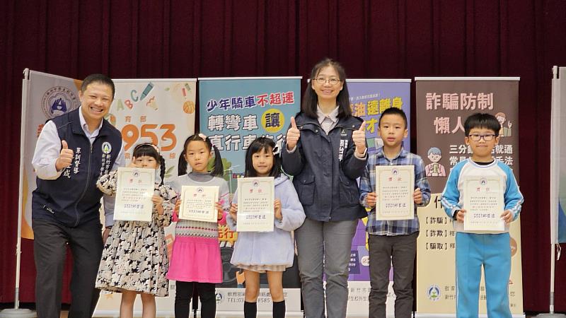 張治祥秘書長頒發海報創作比賽獲獎學生獎狀。