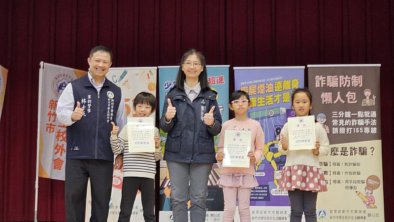 張治祥秘書長頒發海報創作比賽獲獎學生獎狀。