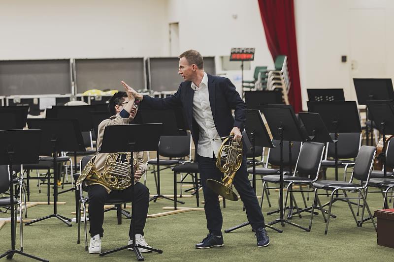 團員與大師交流演奏，現場默契擊掌。