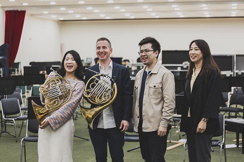 團員與大師於課後合影，展現音樂交流的溫暖時刻。