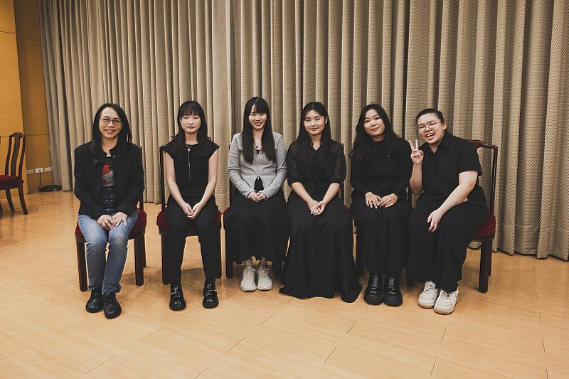 師大學生於ESO大師班課後合影，展現學習成果與音樂交流的青春風采。