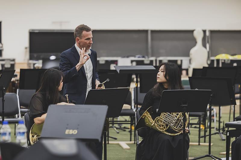 臺師大學生於ESO大師班課堂中專注聆聽與合奏。