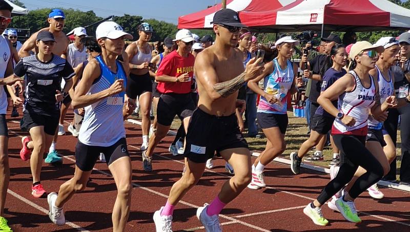 原運會聖火點燃後，於12/10-12/12和來自國內外的運動選手一起挑戰 10項傳統競，以文化運動競技進行熱情交流，圖為傳統路跑。圖-原文會提供