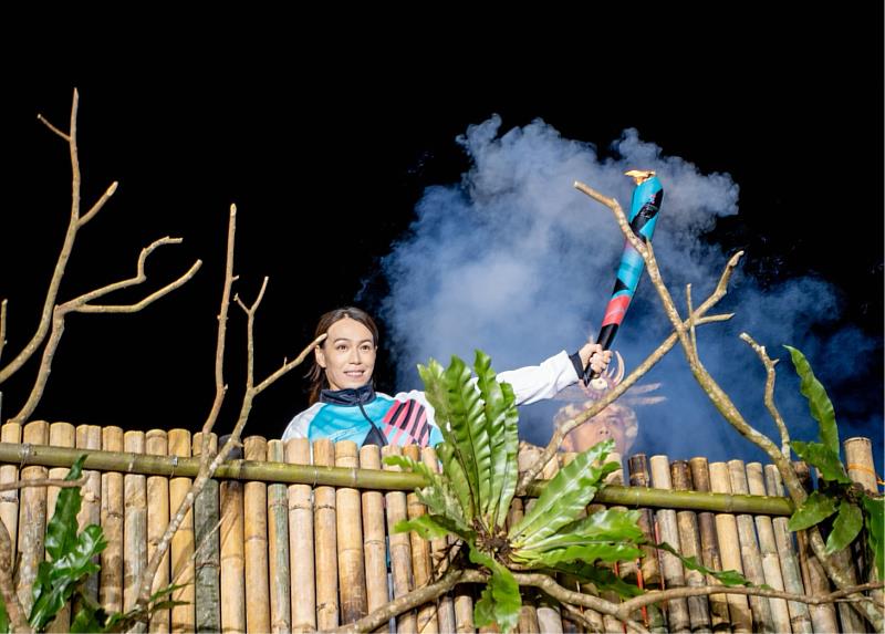 原運會開幕式聖火儀式由我國原住民族頂尖選手奧運金牌舉重選手郭婞淳引燃聖火。圖-原文會提供