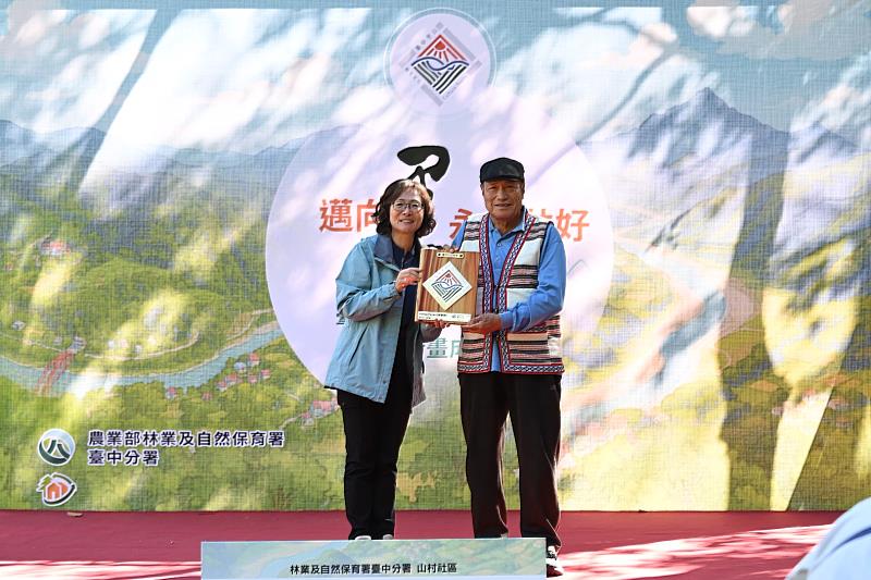 雪山坑部落Pihaw Payan(陳榮爵)頭目投入傳統文化傳承,獲頒「根生文化」面向標章。
