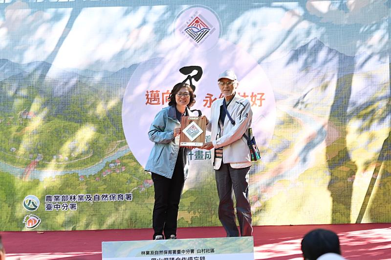 哈崙台部落達緄．舒樣獲頒「根生文化」面向標章。