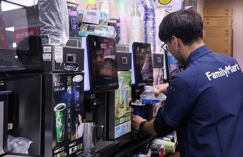 學生親手體驗操作咖啡機,自己親手完成Let's Café冰拿鐵的製作。