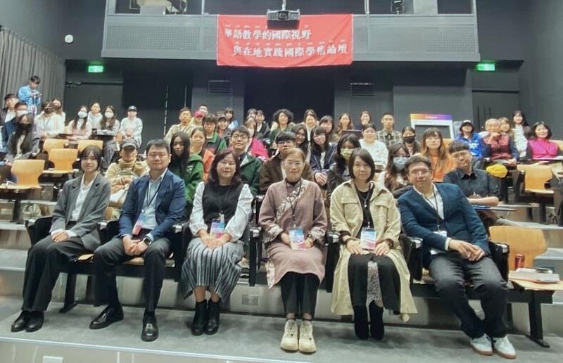 上午專題講座一大合照，國立臺中教育大學語文教育學系周碧香主任（前排右3）、馬偉怡老師（前排右2）、東吳大學中文系叢培凱老師（前排右1）、東吳大學華語中心林宜陵主任（前排左3）、東吳大學中文系陳逸文老師（前排左2）。