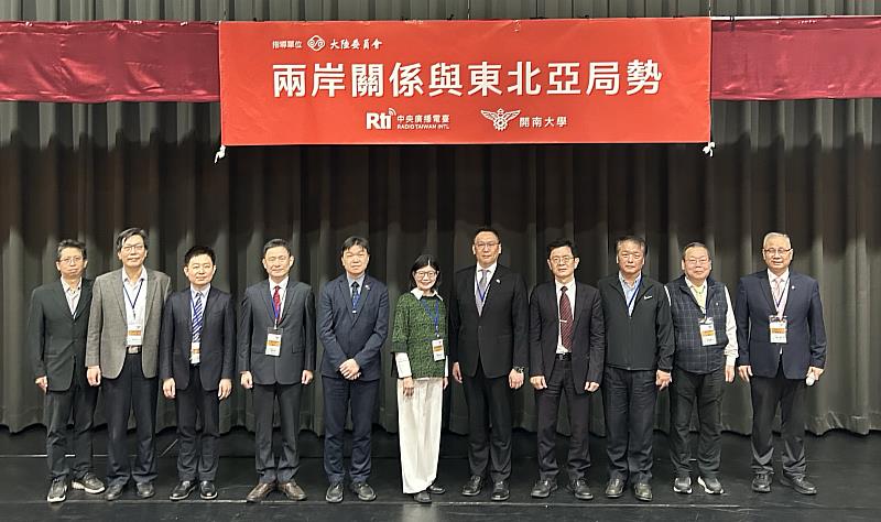 研討會貴賓於舞台前合影留念。