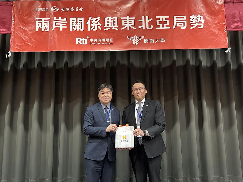 顏志光董事長致贈紀念品予沈有忠副主委。