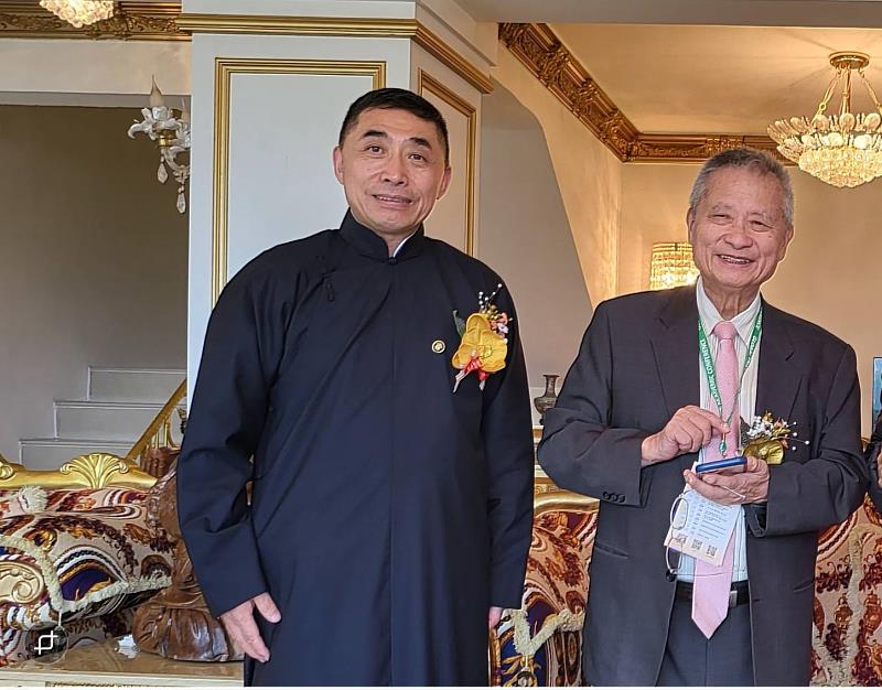 美國加州針灸局官員于家山針灸師與恩師林昭庚院士合影。