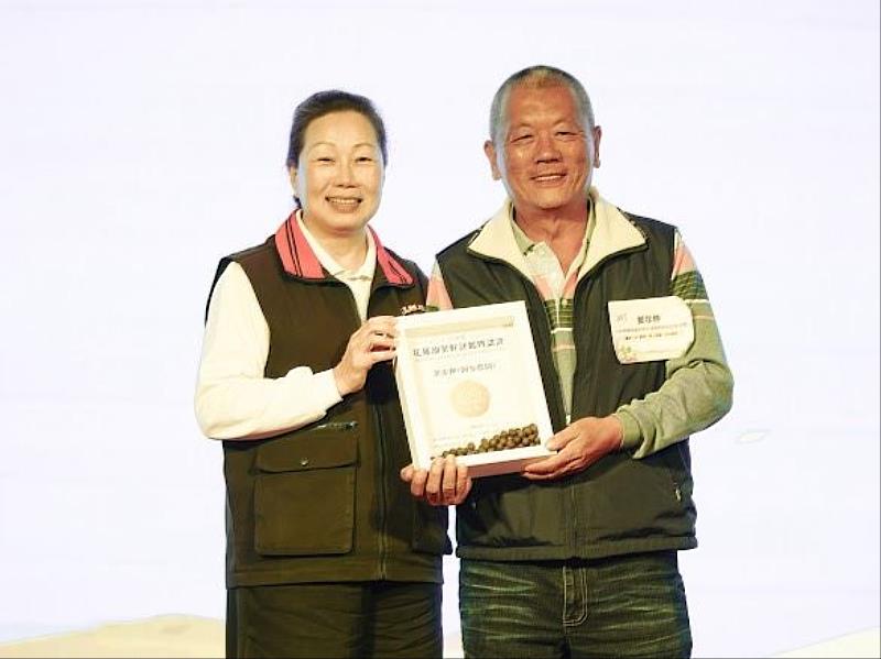 The two winners of the “2025 Hualien Camellia Seed Quality Evaluation” Gold Award are Abu Farm (Yeh Bu-Shen) from Ruisui Township and Xinxuan Farm (Tsai Ming-Li) from Fenglin Township. Abu Farm also achieved an impressive four-year winning streak. (Photo: Abu Farm)