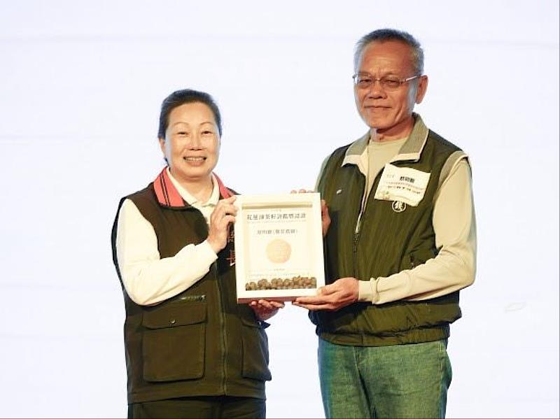 The two Gold Award winners of the “2025 Hualien Camellia Seed Quality Evaluation” are Abu Farm (Yeh Bu-Shen) from Ruisui Township and Xinxuan Farm (Tsai Ming-Li) from Fenglin Township. Abu Farm also achieved an impressive four-year winning streak. (Photo: Xinxuan Farm)
