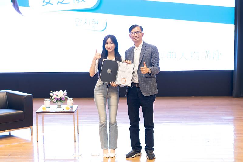 高醫大陳朝政學務長(右)頒贈感謝狀予安芝儇