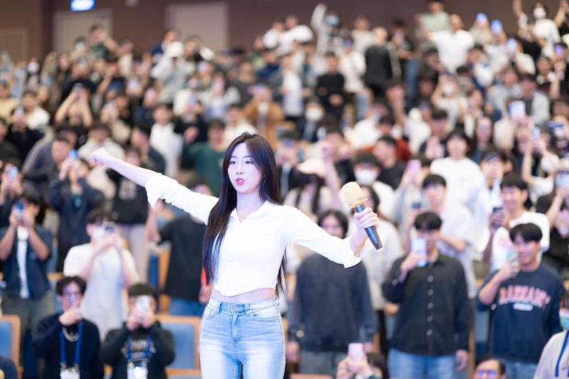 安芝儇在台上帶動全場唱跳她的新歌曲〈CHEER UP!〉
