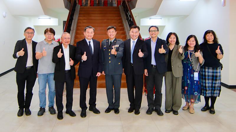 立法委員王定宇（左4）與崑山科大團隊合影。