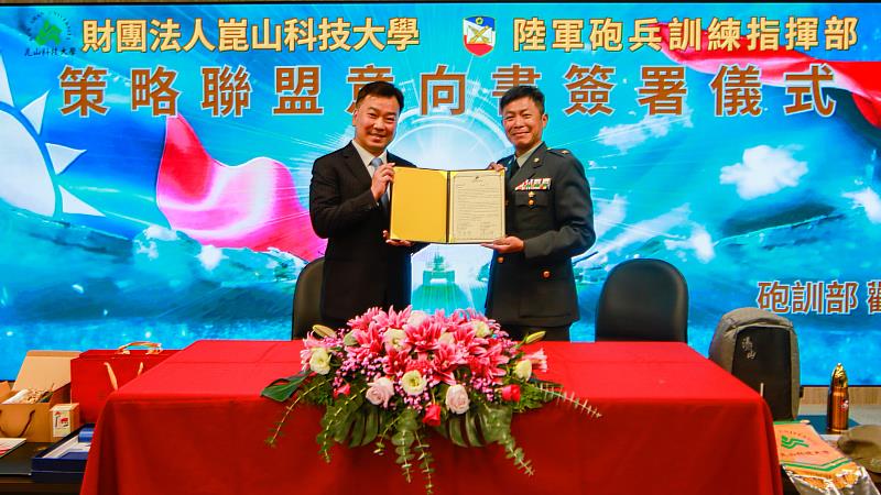 李天祥校長（左）、指揮官李韋德少將（右）代表簽署MOU。