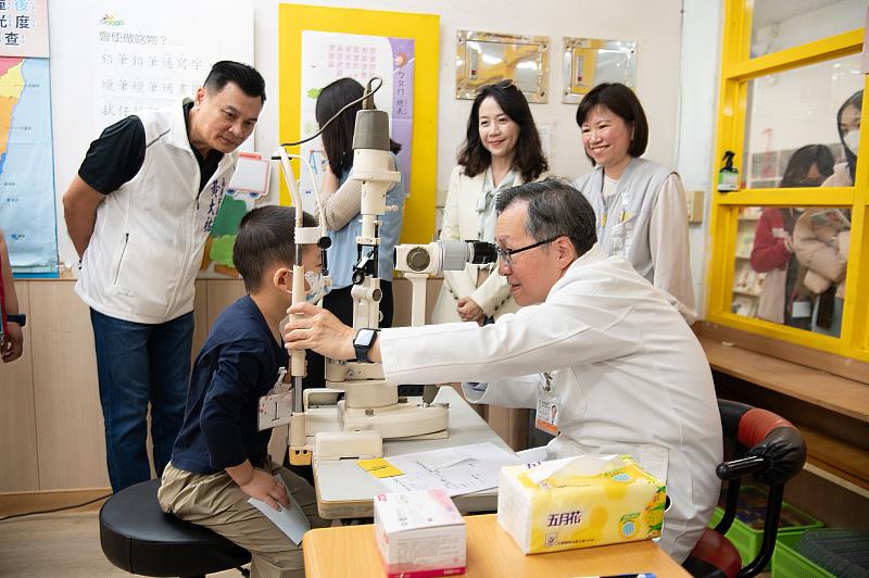 嘉義市掌握5歲黃金檢查期 啟動入園散瞳視力篩檢 家長陪檢守護視力