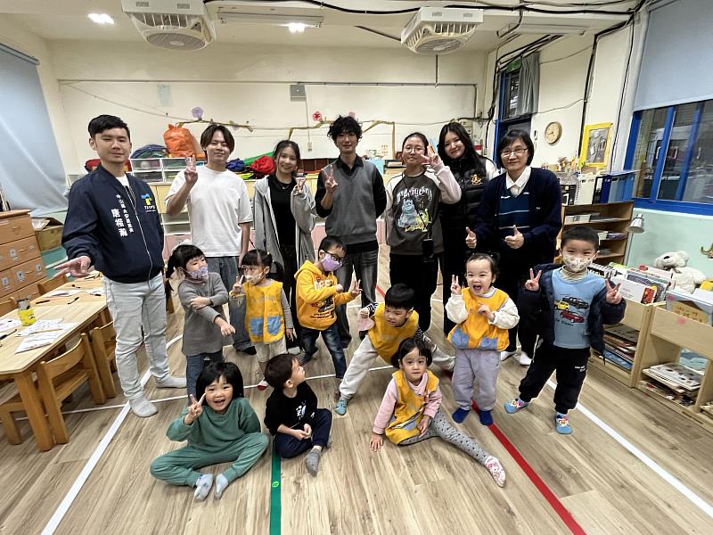 聽完有關愛又深又廣的故事，實踐應外系同學帶領大直幼兒園小朋友用肢體動作表達愛的深與廣，加強小朋友們對故事內容以及英文字詞的印象