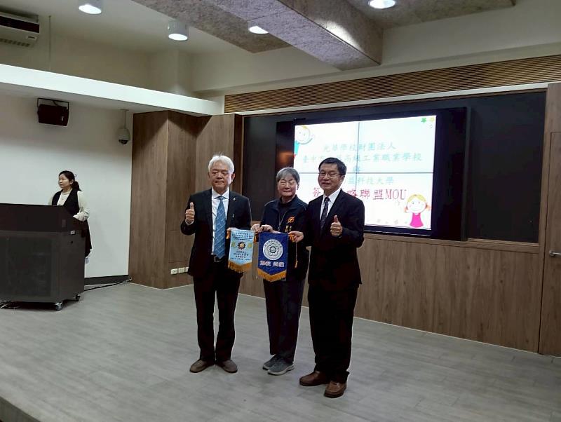 光華高工賈德琪董事長表示:光華不是終點,而是起點,讓每個年輕人都能站上屬於自己的舞台,此次與國立勤益科簽定MOU,用行動打造孩子最需要的學習環境,共創技職教育的未來典範。