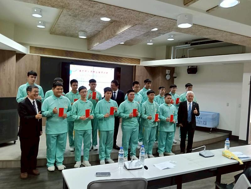 活動中傑出校友謝志堅董事長頒發獎學金勉勵優秀同學，場面溫馨感人，展現光華高工教育向上、永續扎根的力量。