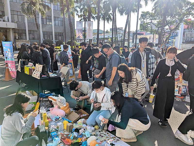 于斌樓前庭廣場的市集人潮絡繹不絕