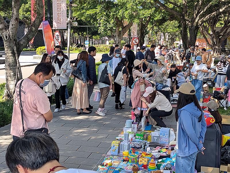 熱鬧盛況一路延伸至真善美聖廣場旁人行步道