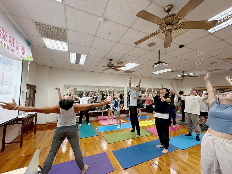 南華大學以自然瑜珈課程引領身心平衡　培養學生覺察力