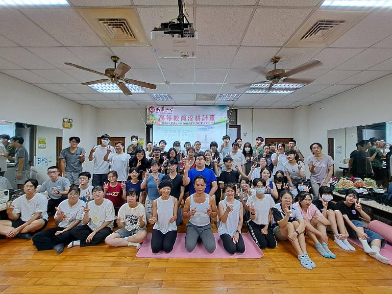 南華大學以自然瑜珈課程引領身心平衡，課程師生大合照。