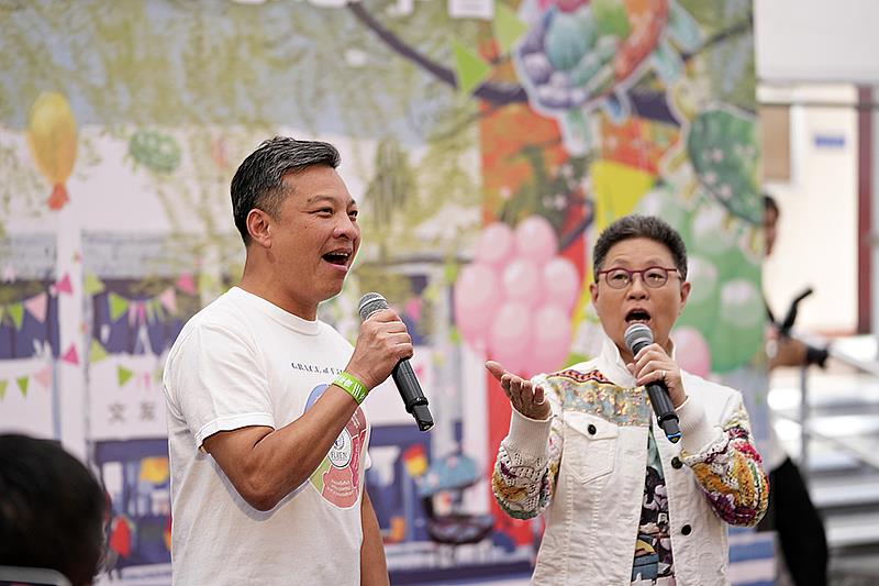 輔大藍校長與丁曉雯合唱