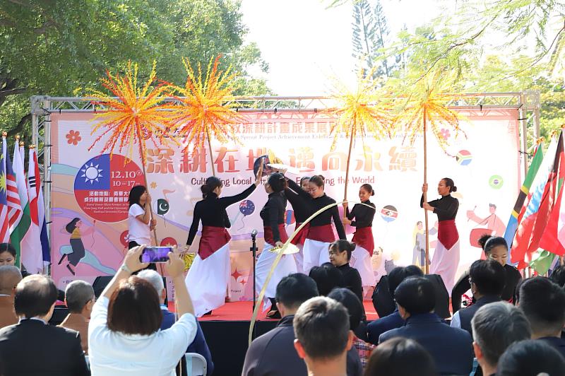 南華大學舉辦「高教深耕計畫成果展暨國際藝文節」活動，菲律賓學生帶來動感的舞蹈表演。
